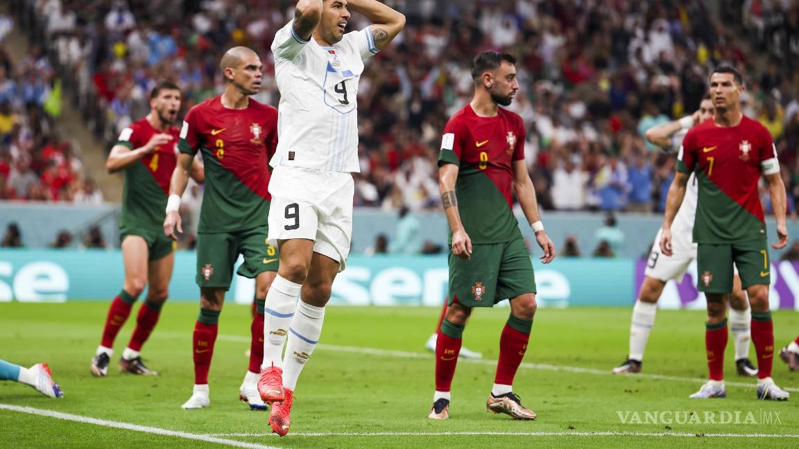 $!Luis Suárez se lamenta ante una fallida oportunidad buscando el gol.