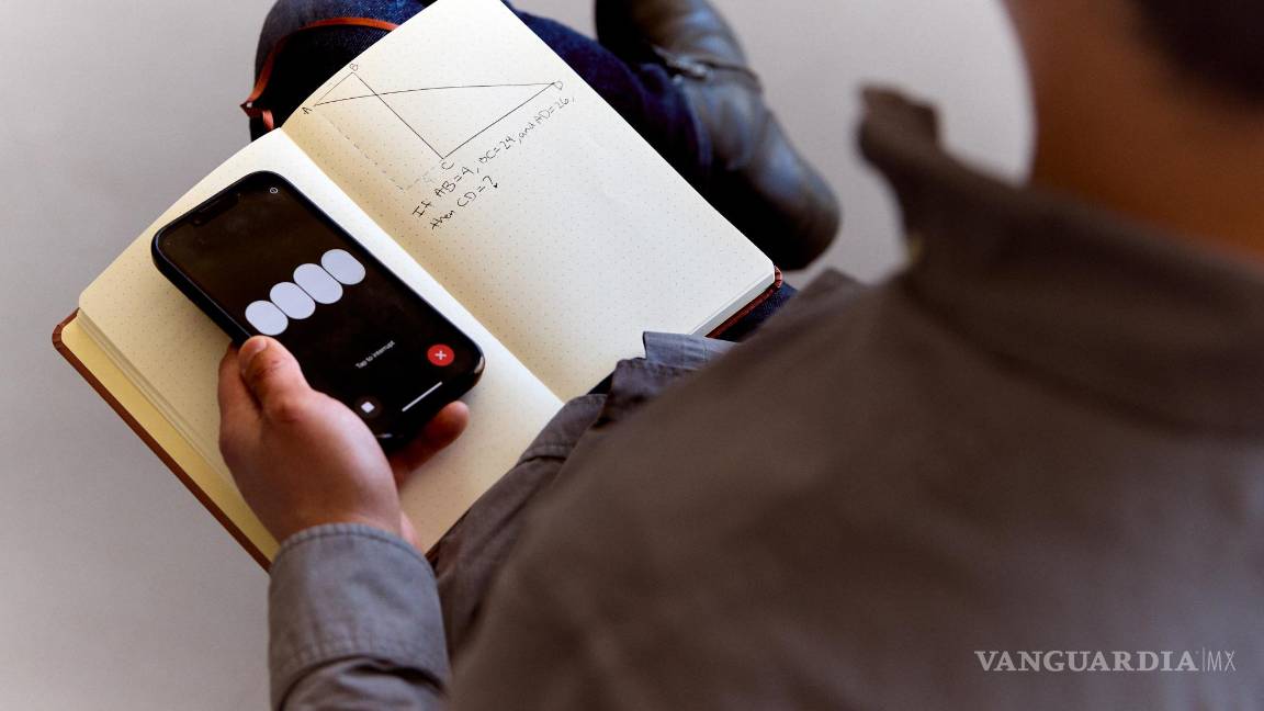 $!Brian X. Chen con un smartphone que ejecuta ChatGPT mientras la aplicación de inteligencia artificial intenta resolver un problema de geometría en San Francisco.