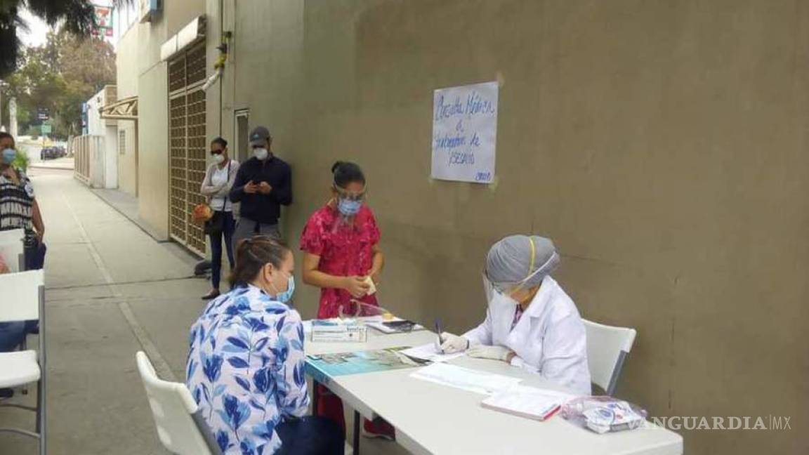 Médicos atienden a pacientes afuera de hospital, en Tijuana