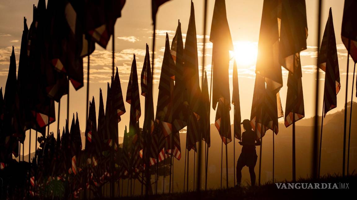 $!Un visitante camina al atardecer entre las banderas de la instalación conmemorativa ‘Waves of Flags’ en vísperas del 20 aniversario del 11 de septiembre, en la Universidad Pepperdine en Malibu, California. EFE/EPA/Etienne Laurent