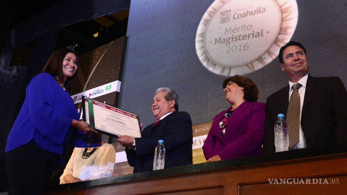 Entregan la Presea Coahuila 2016 al Mérito Magisterial