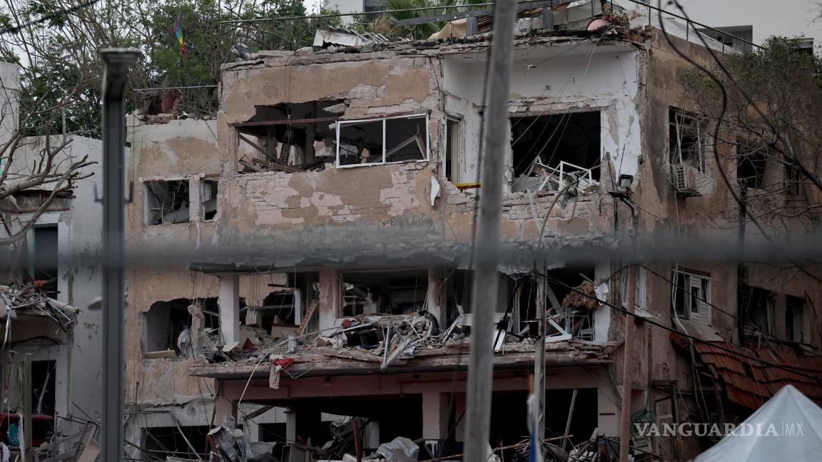 $!Vista de edificios destruidos por misiles balísticos iraníes en Tel Aviv, Israel, el 16 de junio de 2025.