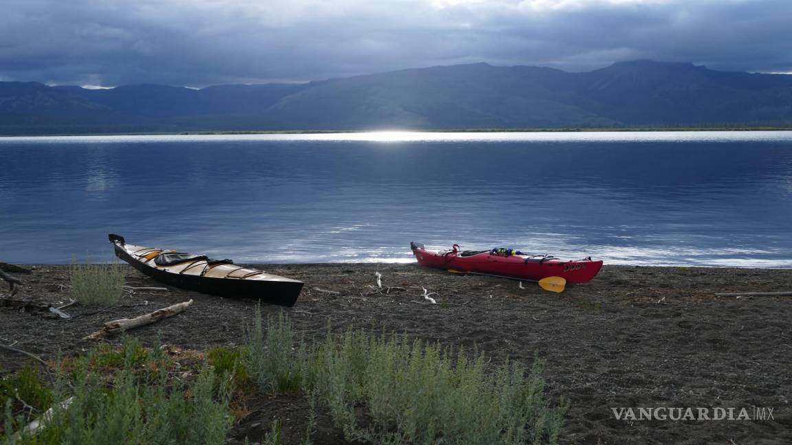$!En sus casi 9.000 kilómetros cuadrados de superficie se encuentran impresionantes lagos. EFE/National Park Service
