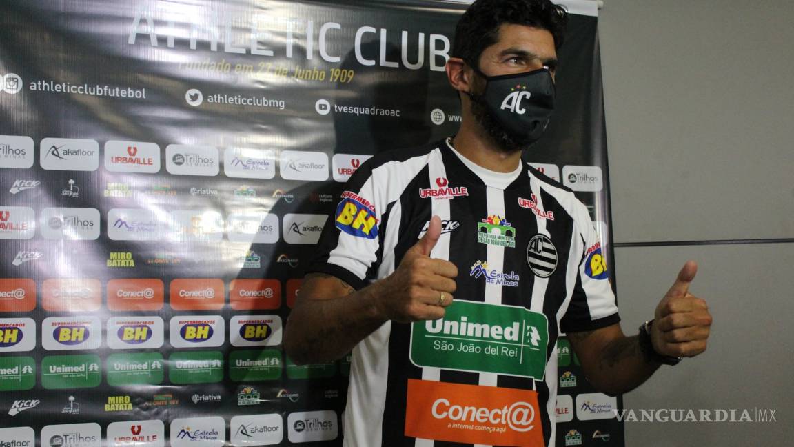 A sus 44 años de edad, 'Loco' Abreu asegura que aún tiene hambre de futbol