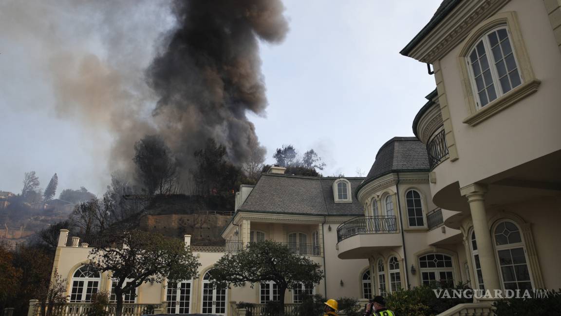 Avanzan incendios en California; más de 200 mil evacuados