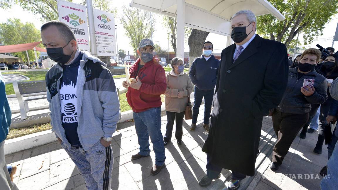 Alcalde de Saltillo hace fila y cumple con pago de predial