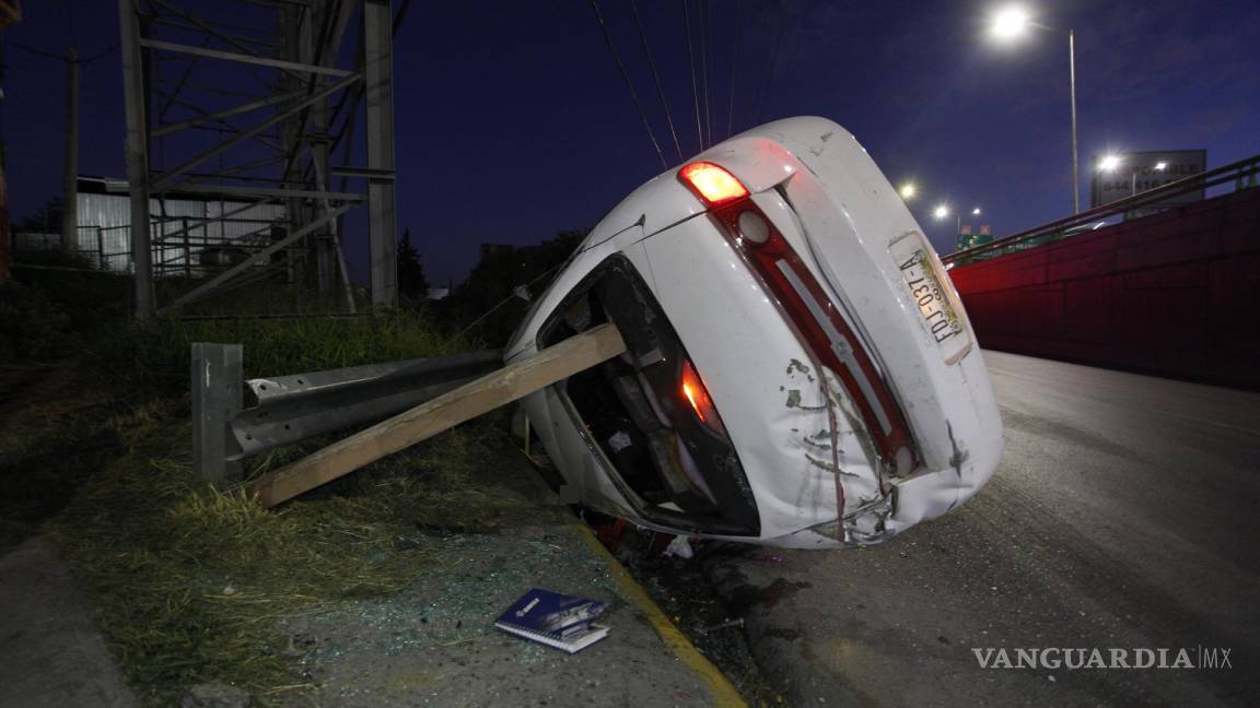 Conductor vuelca y pierde la vida al ser aplastado por su vehículo en Saltillo