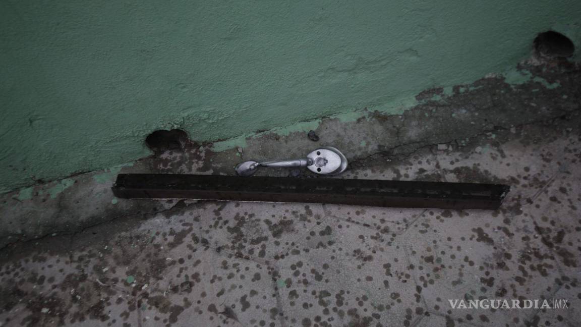 $!Pedazos de puerta salieron disparados.