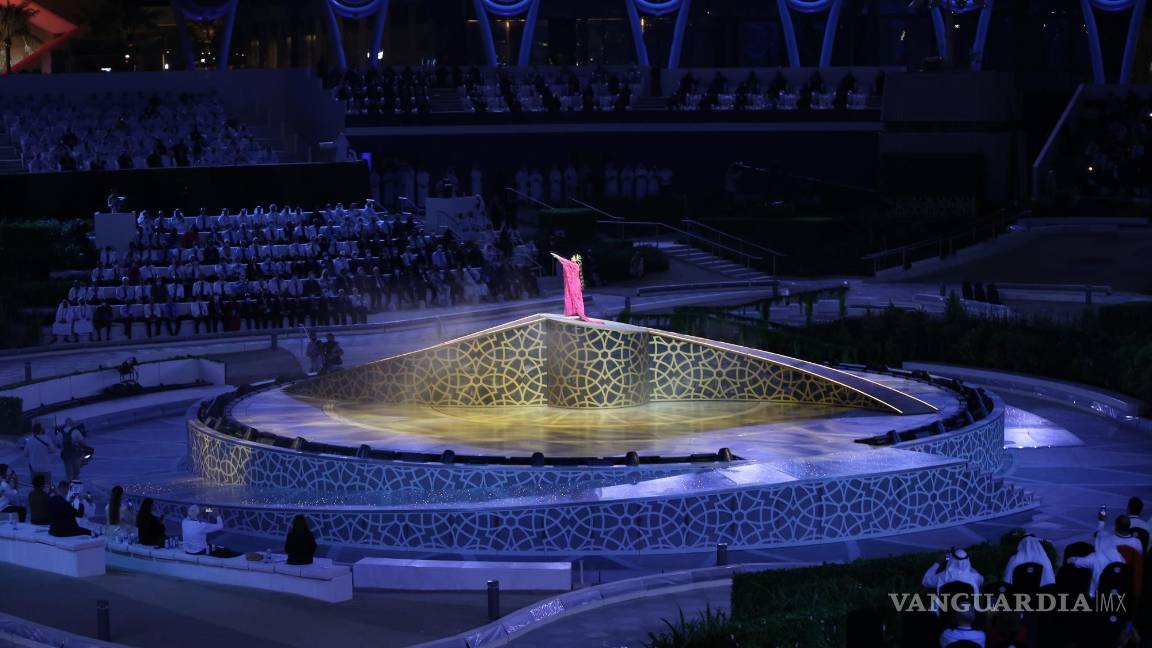$!Una bailarina se presentan en el centro de espectáculos de Al Wasl Plaza en el sitio de la EXPO durante la ceremonia de apertura oficial de la EXPO 2020, Dubai, Emiratos Árabes Unidos. EFE/EPA/Ali Haider