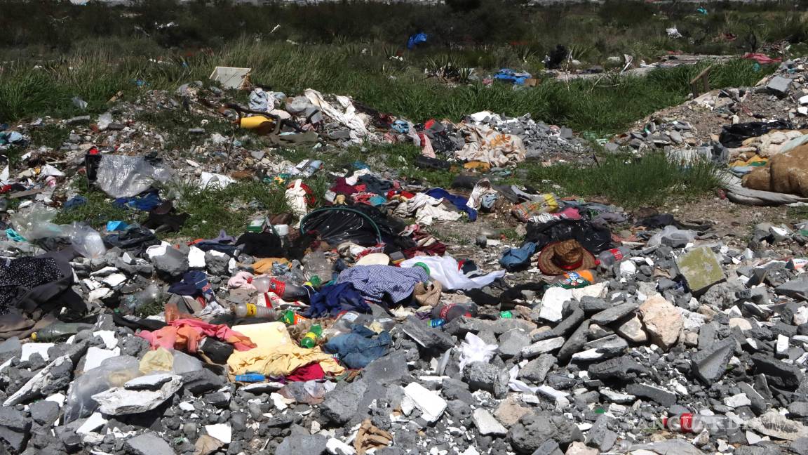 $!La acumulación de basura en algunas calles de Loma Linda agrava el deterioro de la imagen urbana y dificulta las labores de mantenimiento vial.