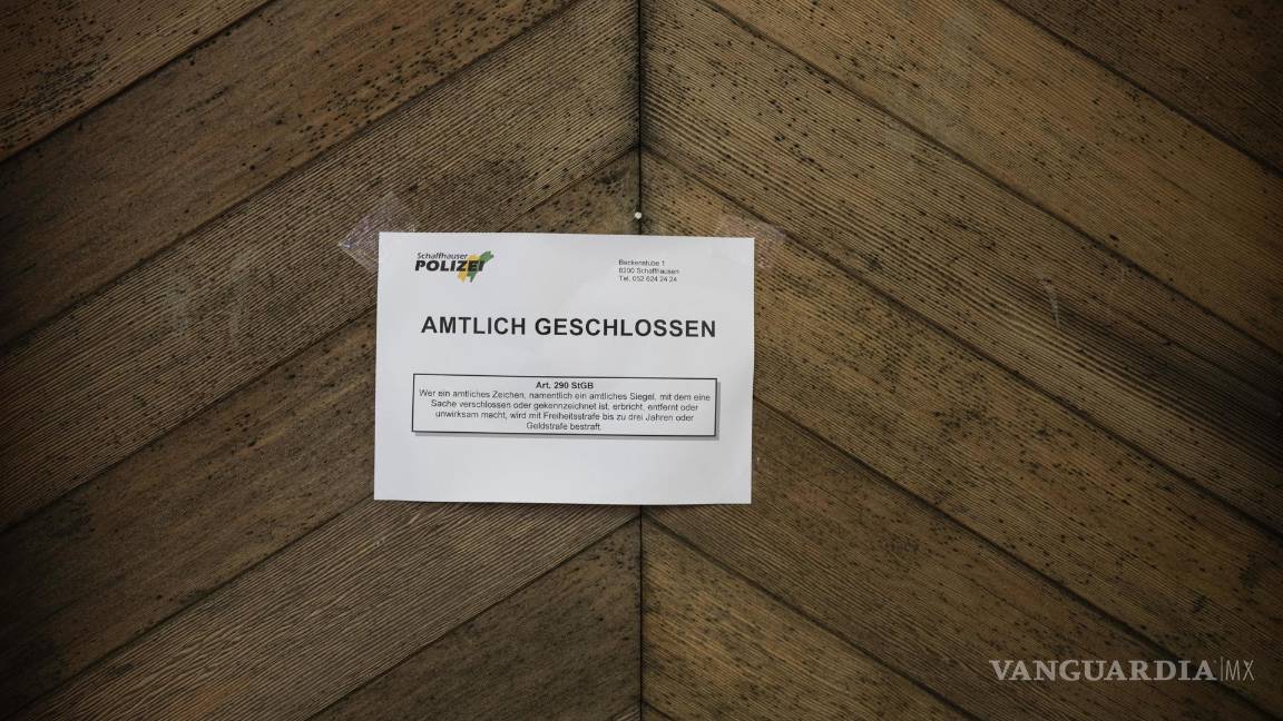 $!La puerta de la cabaña sellada oficialmente asociada con el primer uso de la cápsula Sarco en Merishausen, Suiza