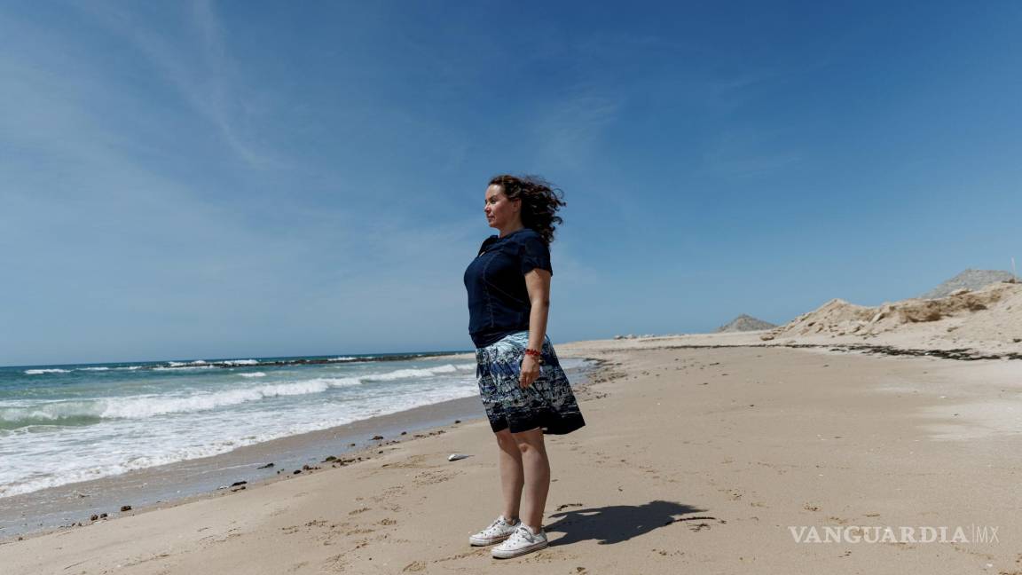 $!Nélida Barajas Acosta, directora ejecutiva del grupo ecologista CEDO intercultural, en la playa de Puerto Peñasco, México.