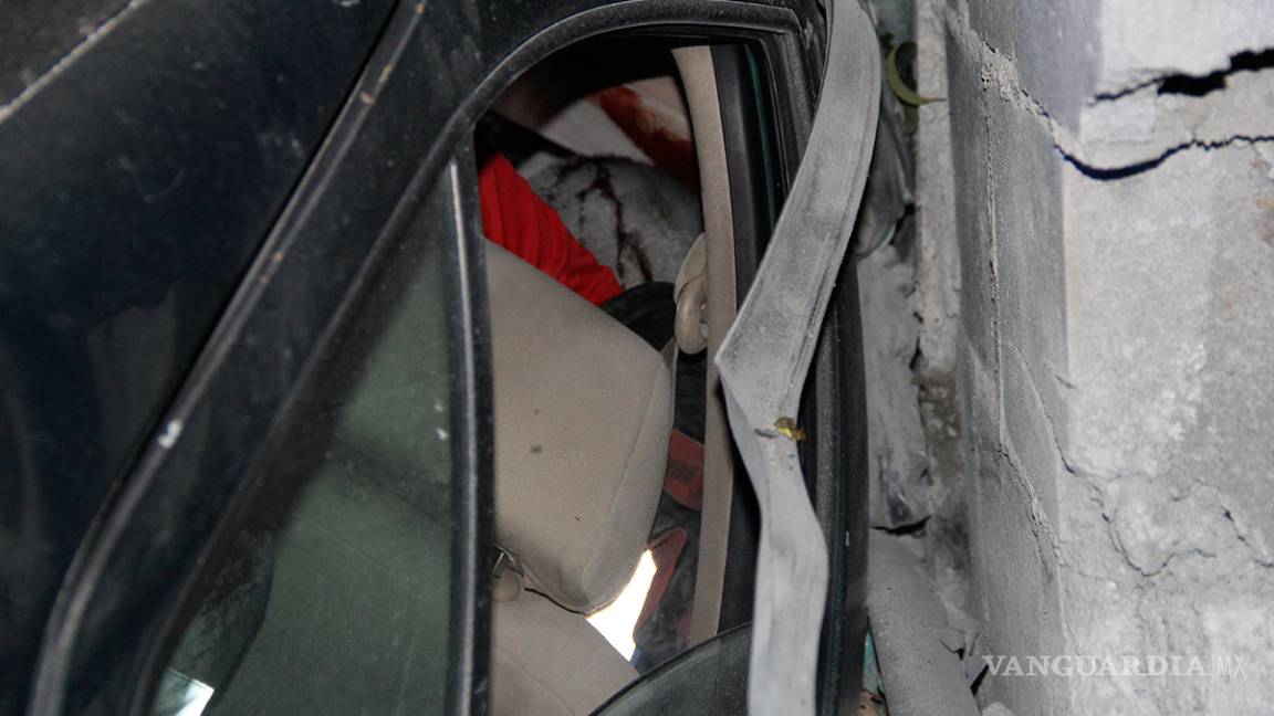 $!Jóvenes chocan y terminan metiéndose en una casa en Saltillo