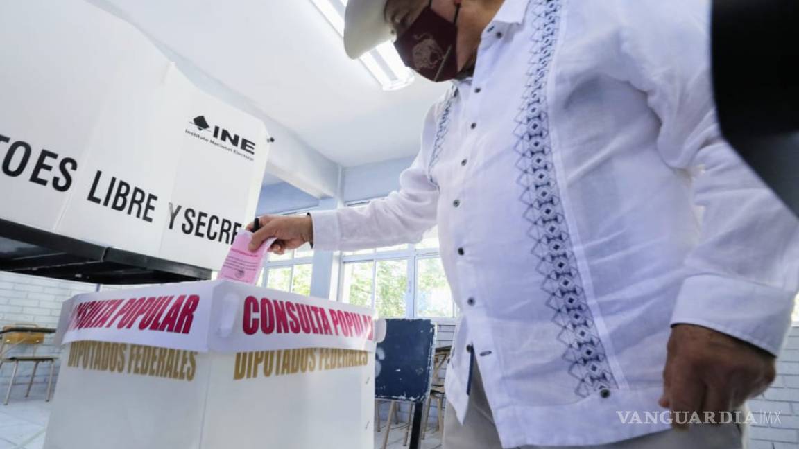 Armando Guadiana emite su voto en Consulta Popular