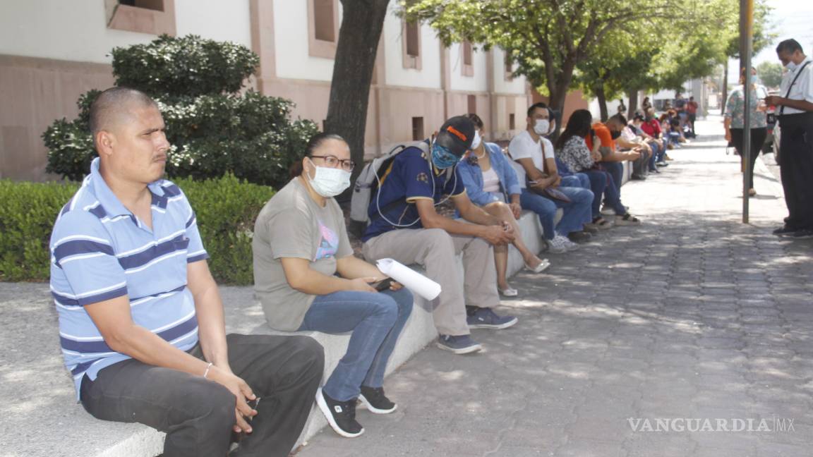 $!Saltillenses esperan hasta tres horas en sucursales bancarias por COVID-19