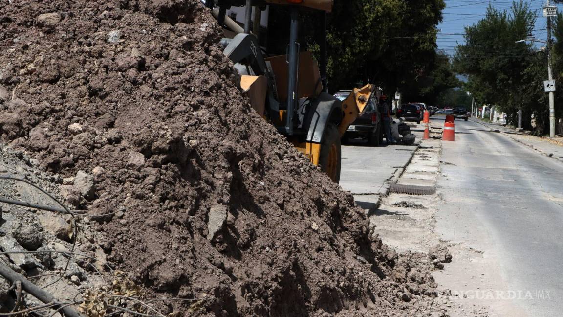 $!La ocupación de uno de los carriles añade un obstáculo adicional al flujo vehicular que normalmente se produce con el ingreso y egreso de los estudiantes del Centro de Idiomas de la Universidad Autónoma de Coahuila (UAdeC).