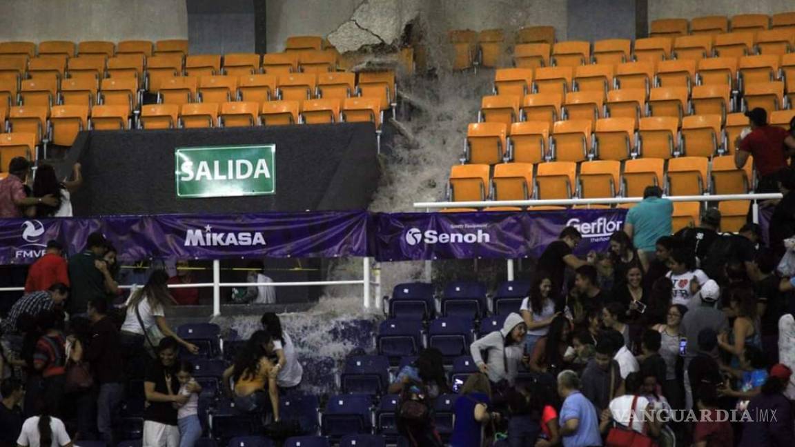 En pleno partido del Mundial de Voleibol en Aguascalientes, lluvias derrumban el techo del estadio