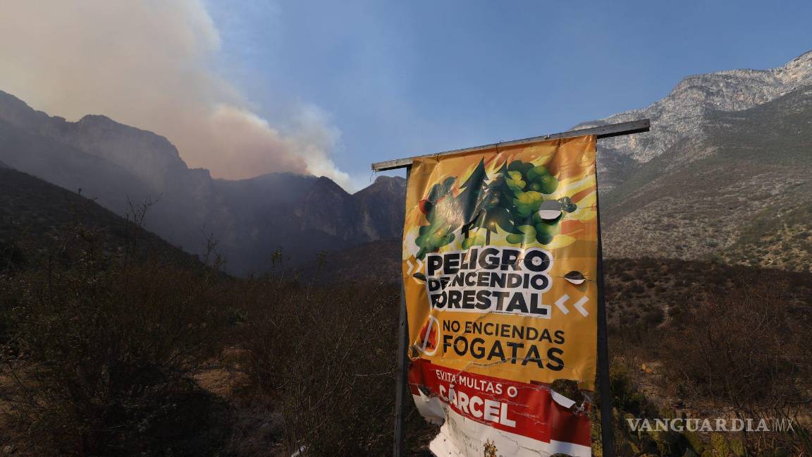 $!Saltillo, Coahuila 19 de mayo de 2022. Continúa el fuerte incendio en el cañón de San Lorenzo, en la Sierra de Zapaliname.