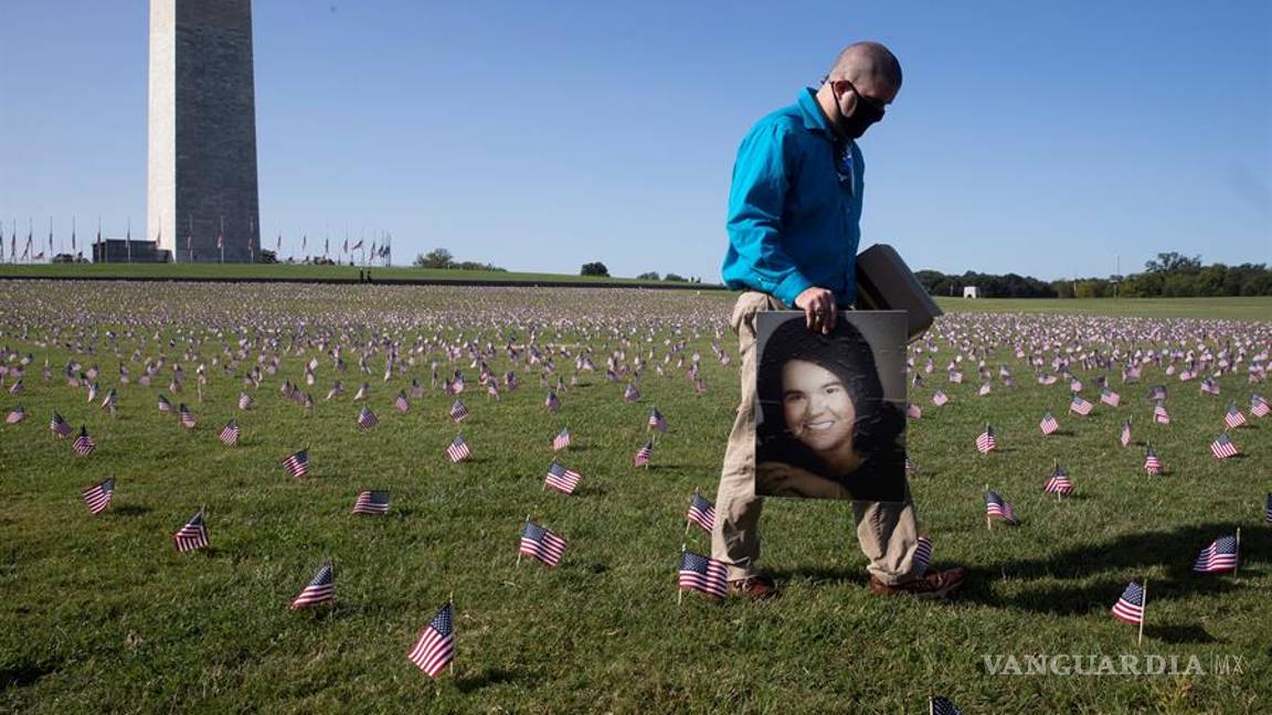$!Miles de banderas de EU lloran a las 200 mil personas muertas por COVID-19 (fotogalería)