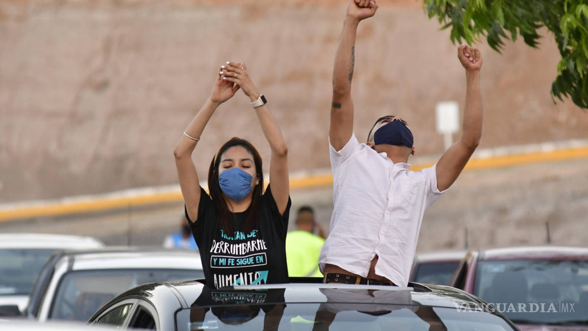 $!Escuchan saltillenses misa al aire libre sobre sus vehículos en estacionamiento de Cristo Vive