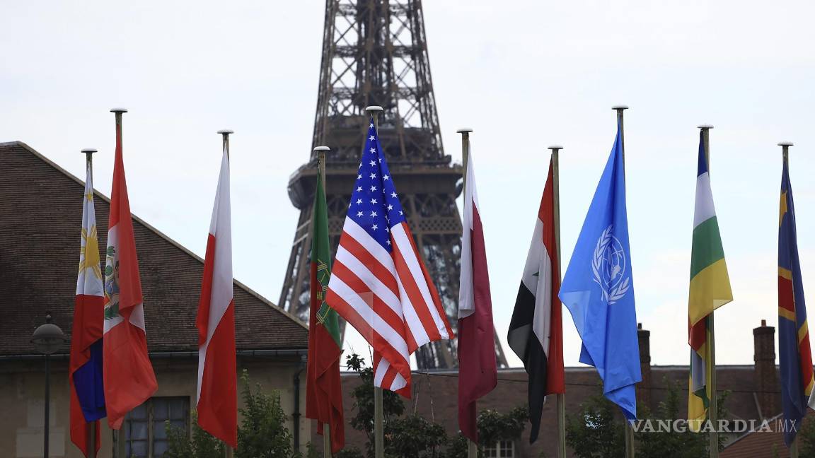 $!La bandera de Estados Unidos, en el centro, ondea durante una ceremonia en la sede de la UNESCO en París, Francia.