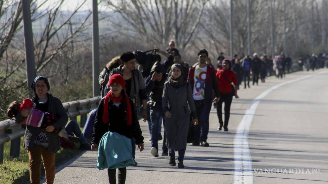 Llegan al puerto griego del Pireo más de 4 mil refugiados