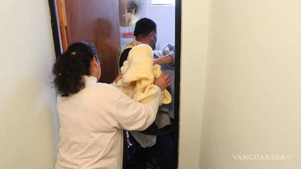 $!Bomberos 'reciben' a bebé en Saltillo