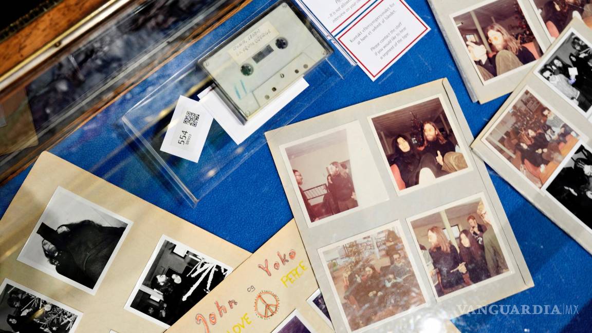 $!Un casete con la grabación de las entrevistas de cuatro escolares daneses con John Lennon y Yoko Ono durante la estancia invernal de la famosa pareja en Thy, en Jutlandia, Dinamarca, en 1970, se subastará en la casa de subastas Bruun Rasmussen de Copenhague, Dinamarca. EFE/EPA/Philip Davali