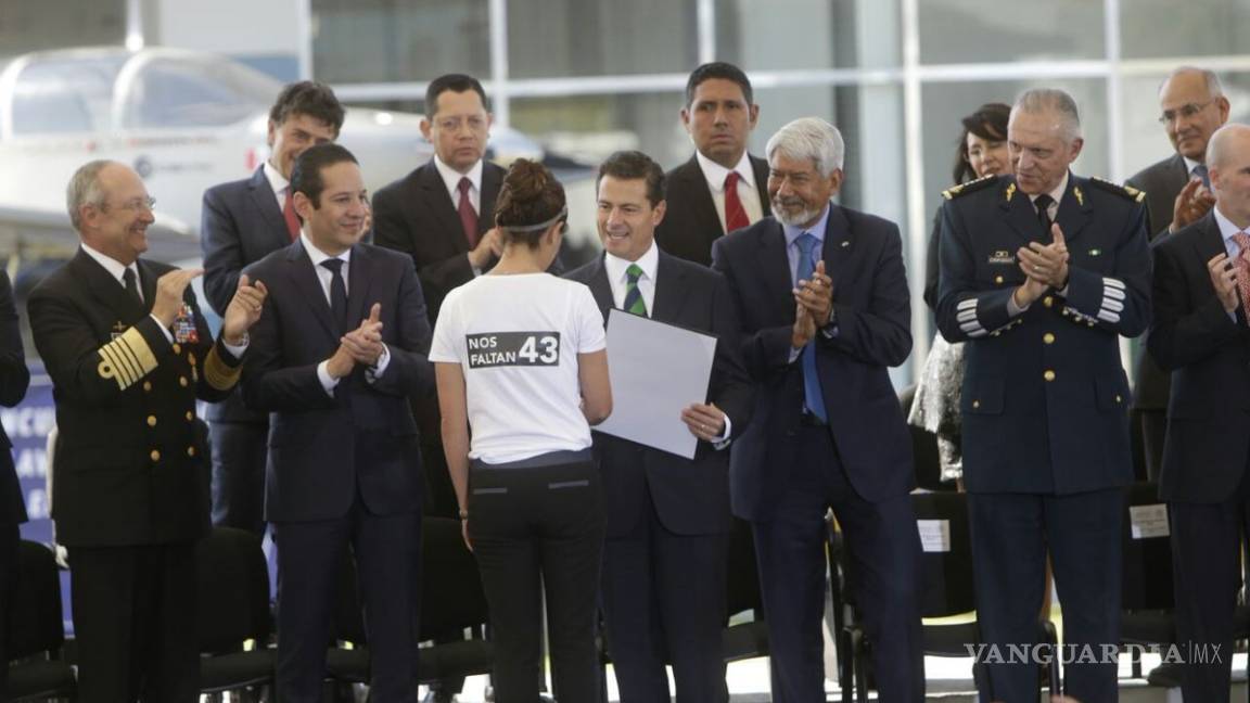 &quot;Nos faltan 43&quot;, protesta académica al recibir premio de Peña Nieto