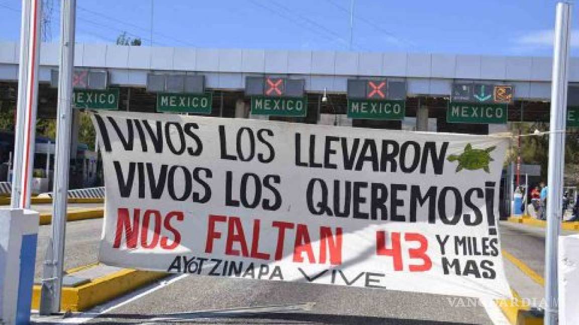 Normalistas de Ayotzinapa toman la Secretaría de Educación de Guerrero y la Autopista del Sol