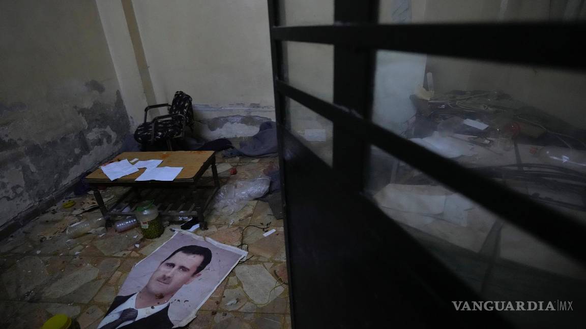 $!Un retrato del depuesto presidente sirio Bashar Assad en el suelo de la Sección 215, un centro de detención dirigido por la inteligencia militar en Damasco, Siria.