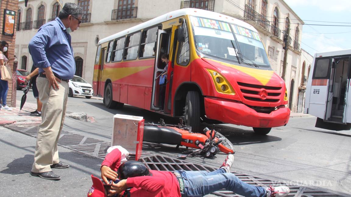 Camión de la ruta de Ramos Arizpe embiste y casi aplasta a un motociclista