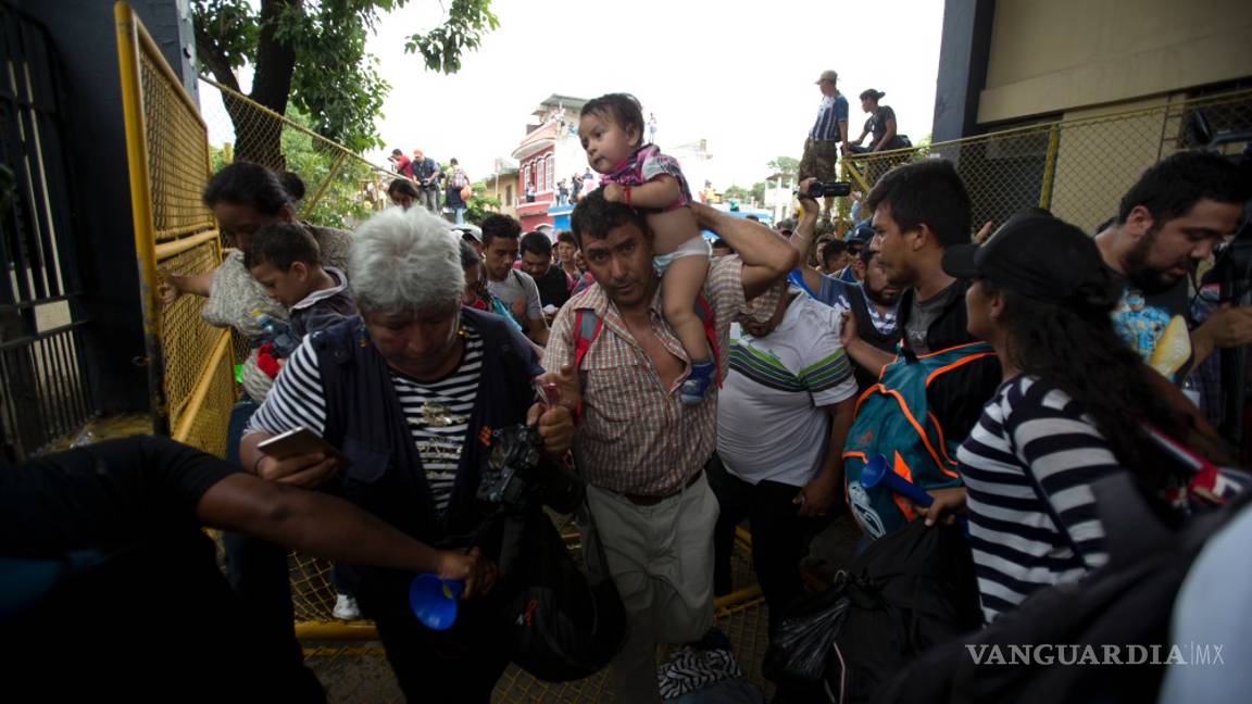 $!Caos y heridos, caravana migrante rompe cerco y cruza frontera con México (Fotogalería)