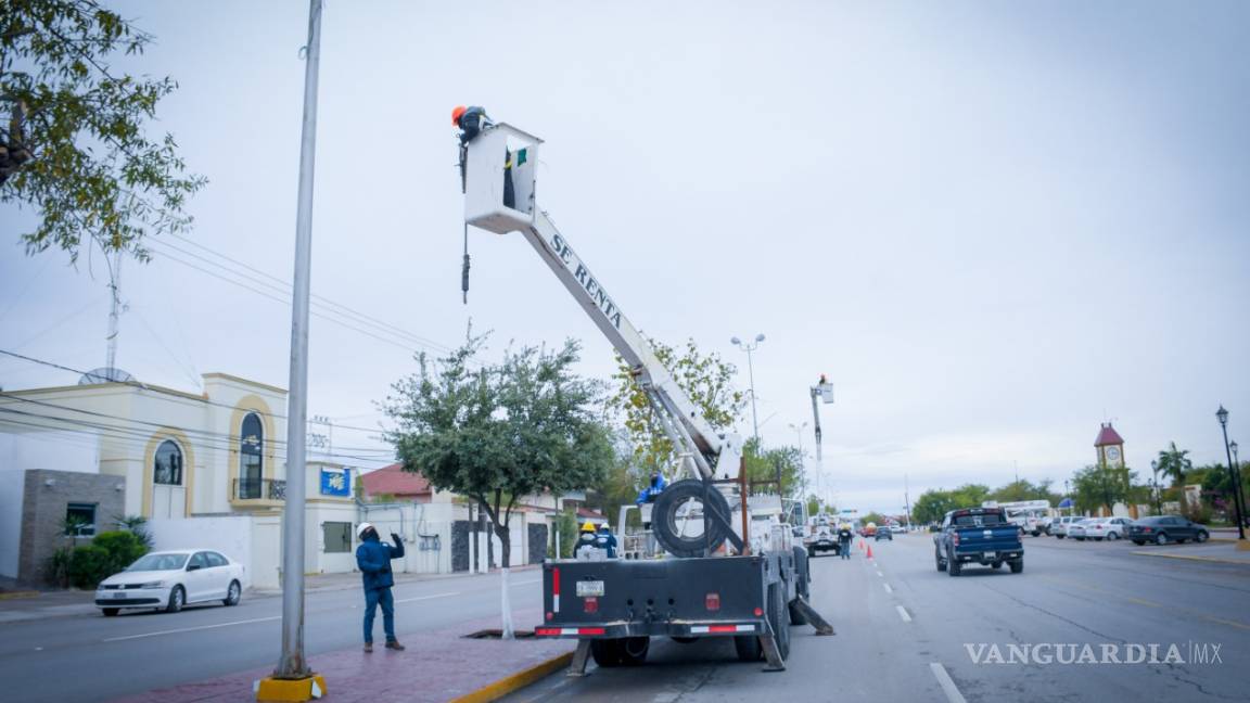 Avanzan trabajos de reposición de lámparas Led en calles y avenidas de Piedras Negras