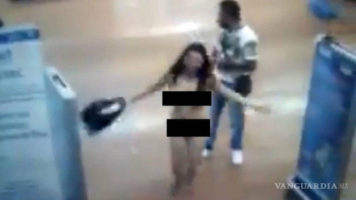 Mujer se desnuda para demostrar que no robó a vigilante de un Walmart