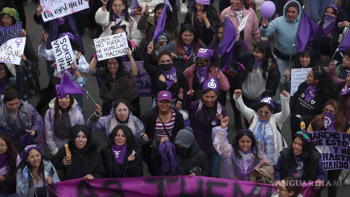 $!Mujeres participan durante una marcha por el Día Internacional de la Mujer este viernes en La Paz, Bolivia.