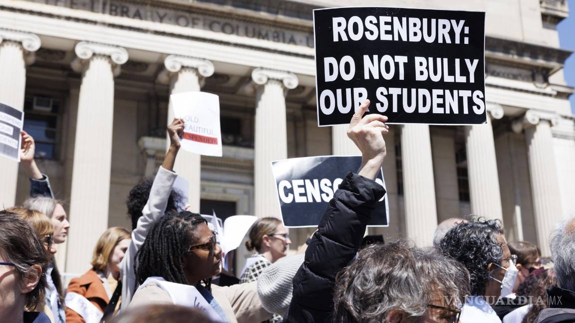 $!Profesores de la Universidad de Columbia protestan por las acciones contra el los estudiantes pro palestinos en las escaleras de la Biblioteca Low Memorial .