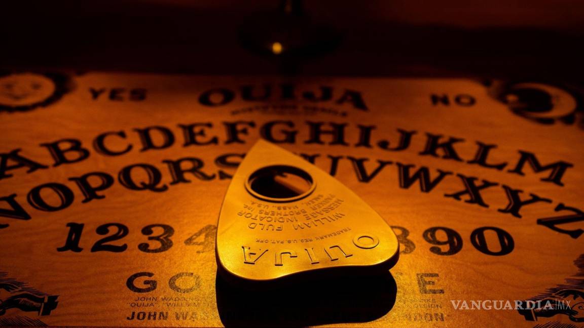 ¿Es peligroso jugar a la Ouija?... Mentiras y verdades sobre el juego de salón que se convirtió en el tablero de espíritus más temido de la historia