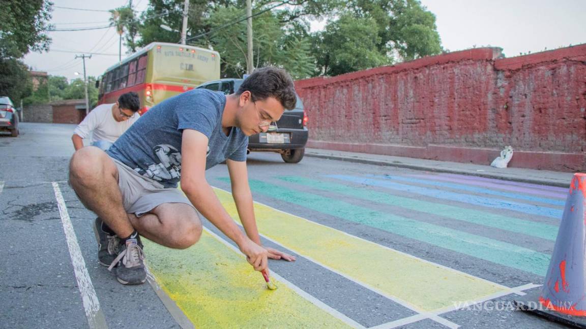 $!¡Saltillo ya presume paso peatonal multicolor!