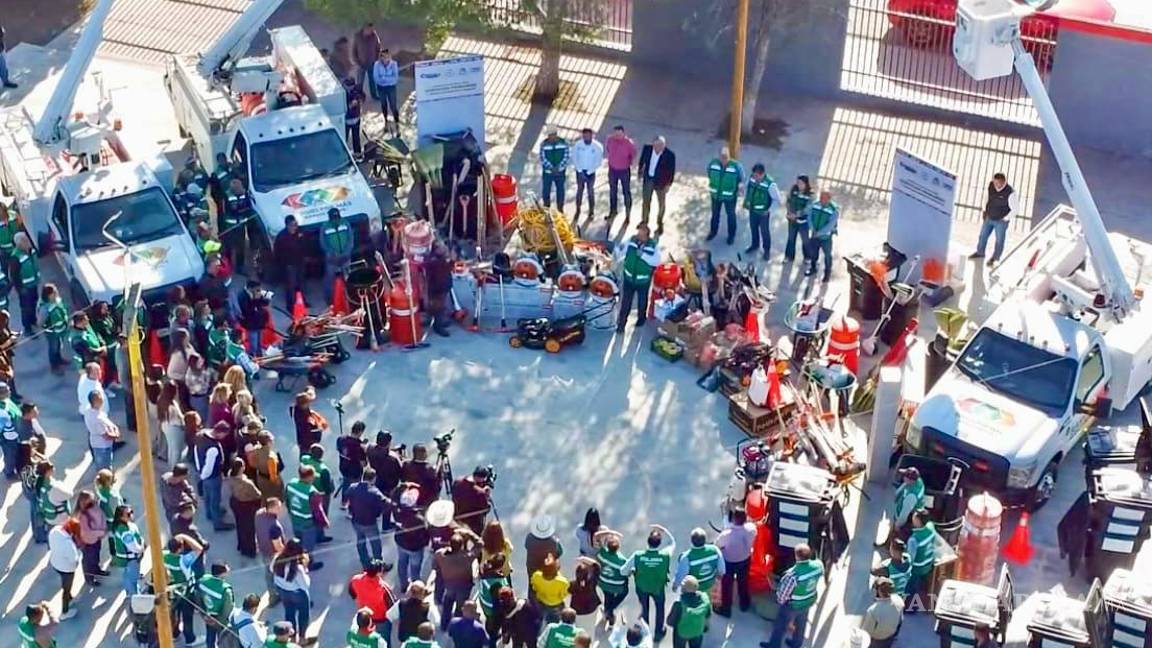 $!El alcalde Tomás Gutiérrez Merino, durante la entrega de herramientas y maquinaria para servicios urbanos.