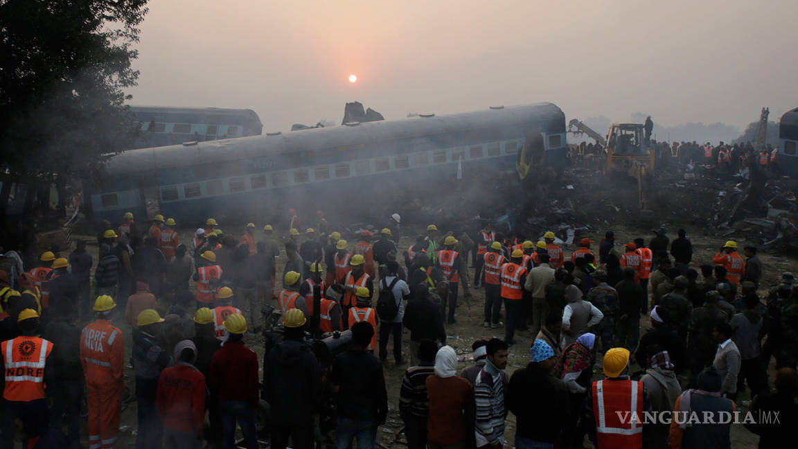 Aumenta a 138 los muertos en accidente de tren en India