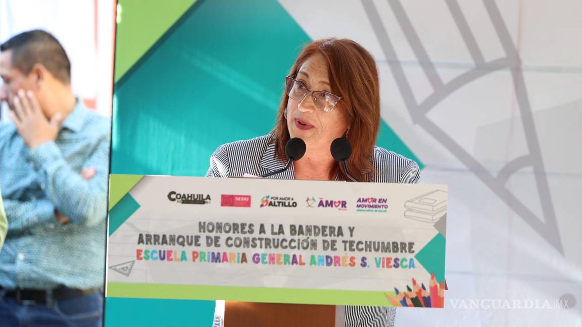 $!La directora del plantel, Laura Leticia Vázquez Aguirre, reconoció el trabajo conjunto entre gobierno y sociedad para generar resultados tangibles en beneficio de las niñas y niños de la escuela.