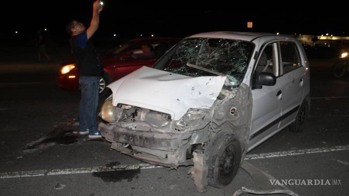 $!El auto terminó con el frente destrozado.