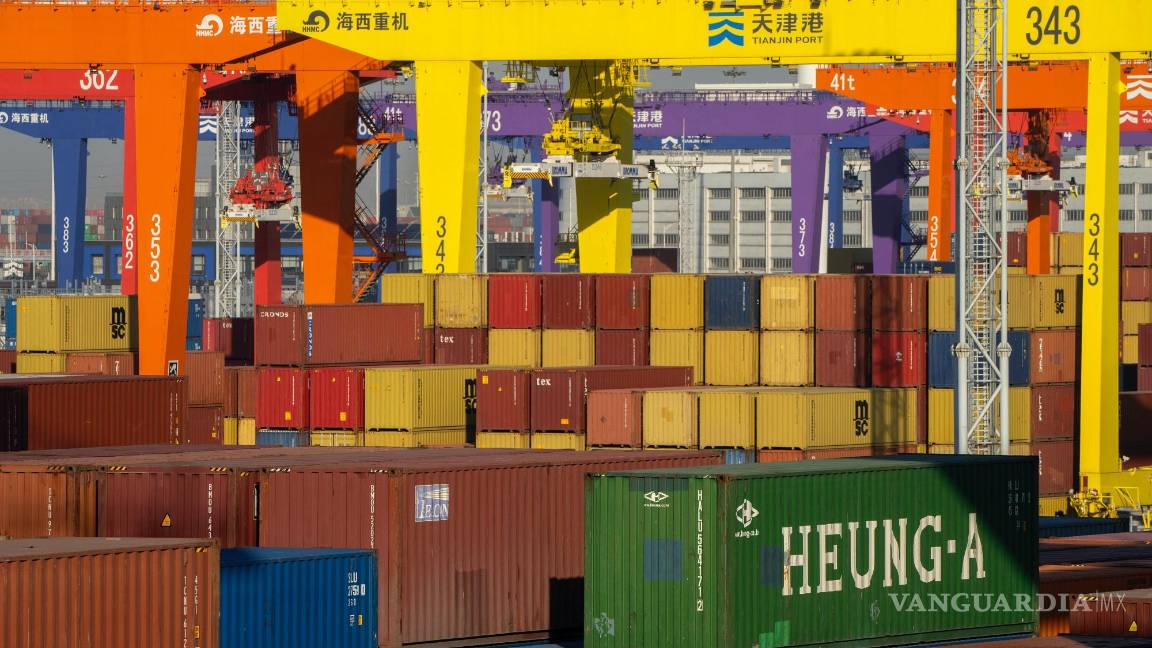 $!Los contenedores de envío se apilan en un puerto de Tianjin, China, el 16 de enero de 2023.