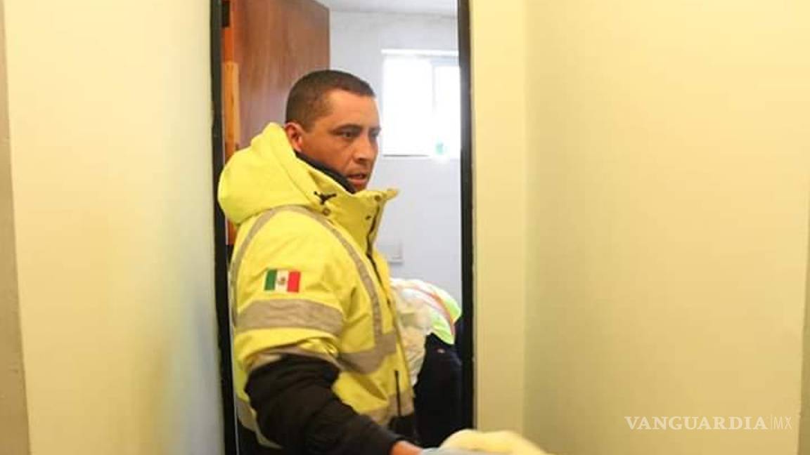 $!Bomberos 'reciben' a bebé en Saltillo