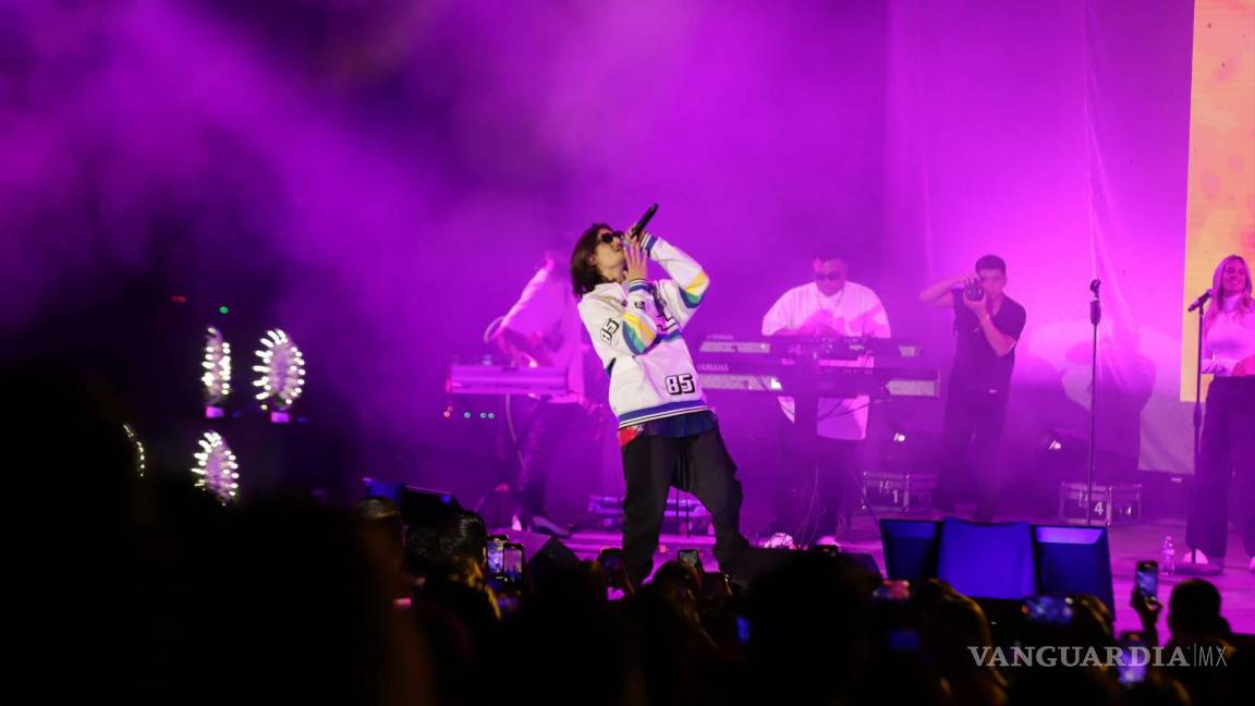 $!El público se dio cita en el parque Las Maravillas a las 20:30 horas. Chicos y grandes, en su mayoría mujeres, llegaban al lugar con sus mejores atuendos, quizá para estar a la altura de la ocasión.