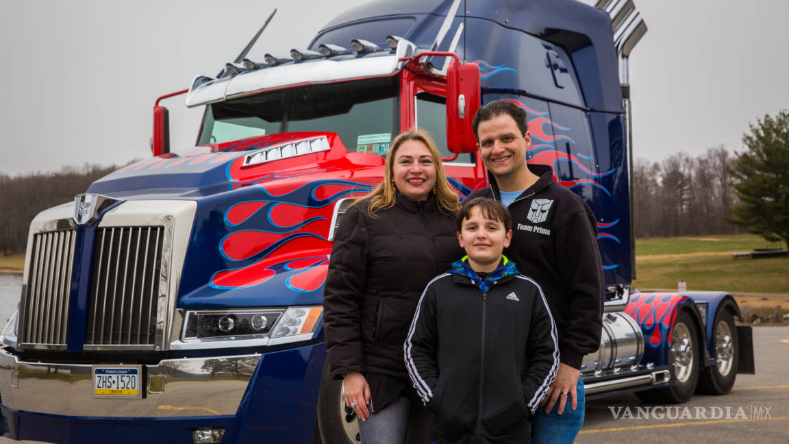 ¡Transformers, más de lo que vez!... padre fabrica réplica de Optimus Prime para inspirar a su hijo