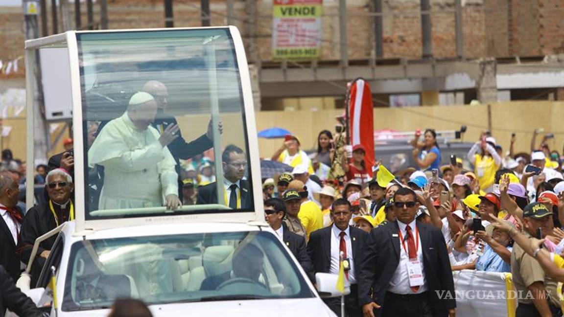 $!El Papa se baja del papamóvil para saludar a una anciana ciega de 99 años