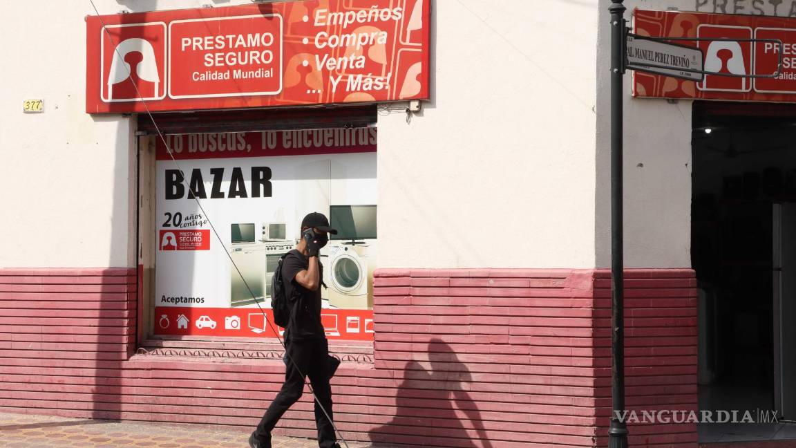 $!Empleados y encargados de casas de empeño, coincidieron en que cada semana se reciben alrededor de 12 personas que buscan solicitar información sobre los préstamos o empeñar.