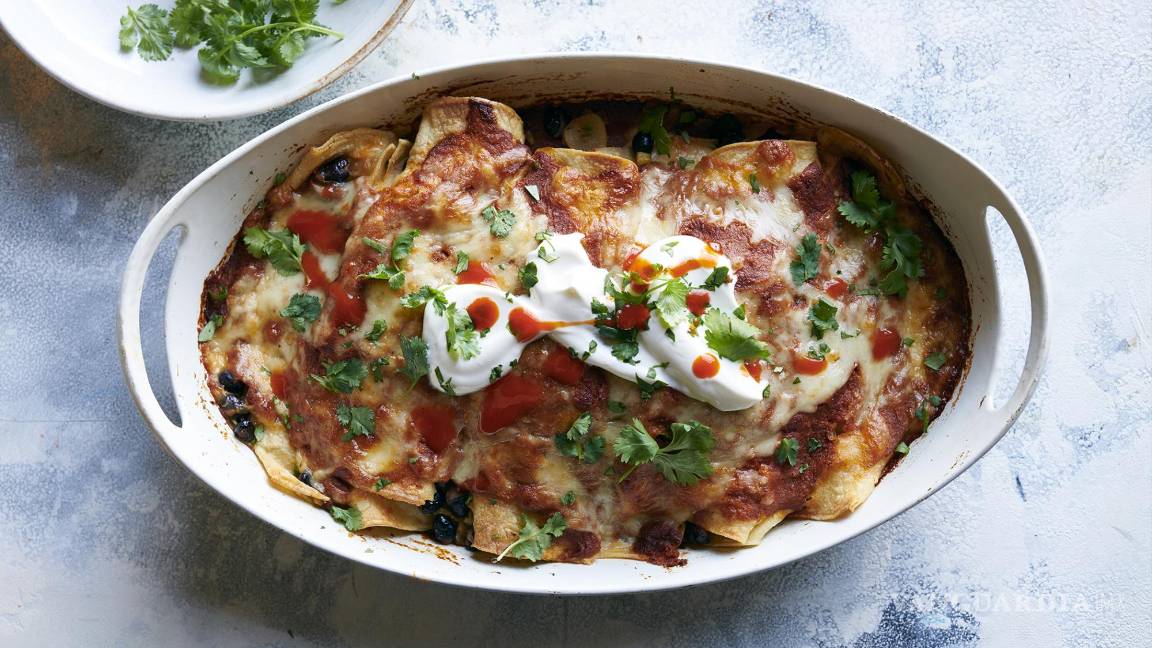 $!Si tienes poco tiempo, puedes usar salsa para enchiladas comprada en la tienda.